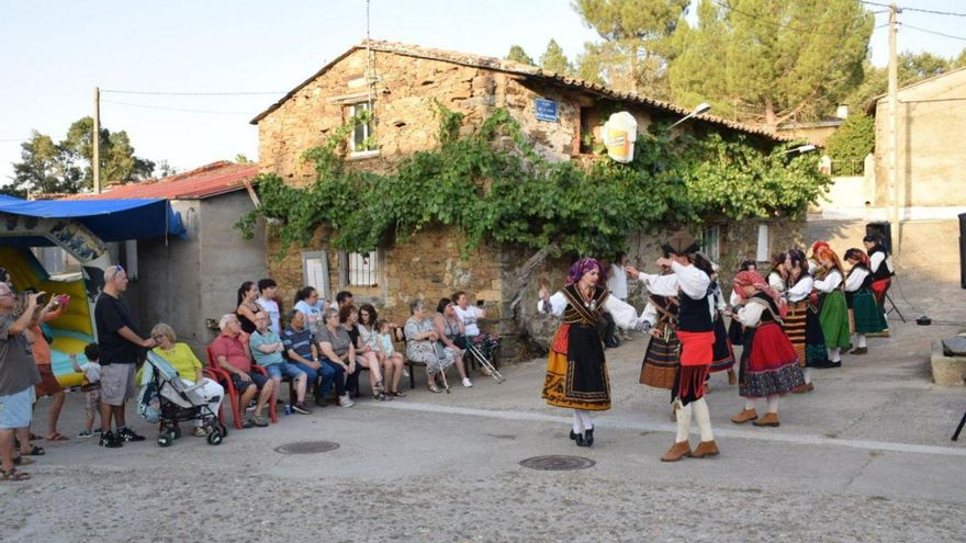 Con 13 vecinos, Tolilla resiste: orquesta de lujo y folcloristas de diez pueblos en sus fiestas