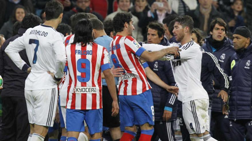 Sergio Ramos discute con los jugadores del Atlético.