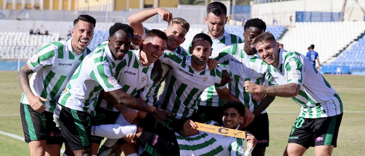 Los futbolsitas del Córdoba CF celebran y dedican su gol a Dragisa Gudelj en Melilla.