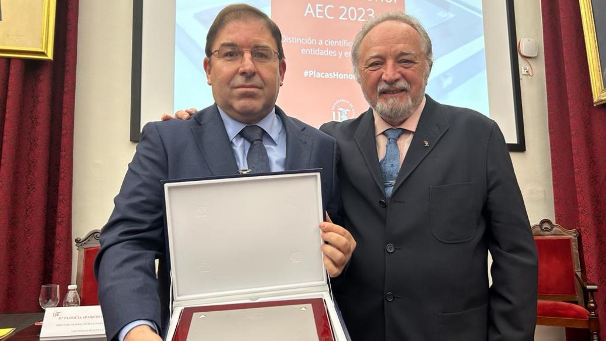 Amador Menéndez Velázquez recoge la Placa de Honor 2023 de la Asociación Española de Científicos, con Enrique de la Rosa, vicepresidente de la Asociación.