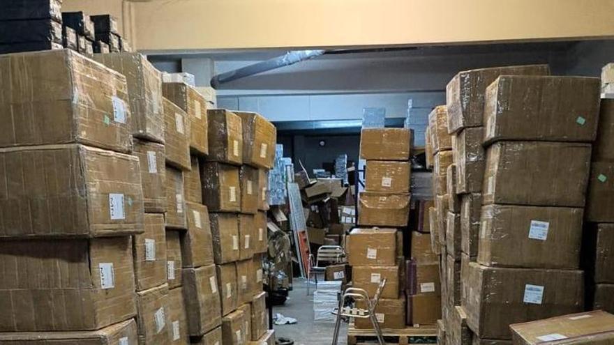 La Policía Local de Paterna desmantela un almacén con miles de productos falsificados