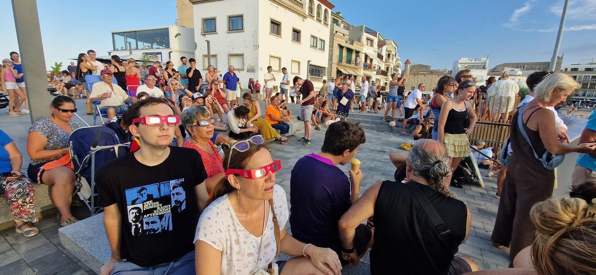 El públic mirant a ponent des de la riba de l'Escala El públic mirant a ponent des de la riba de l'Escala