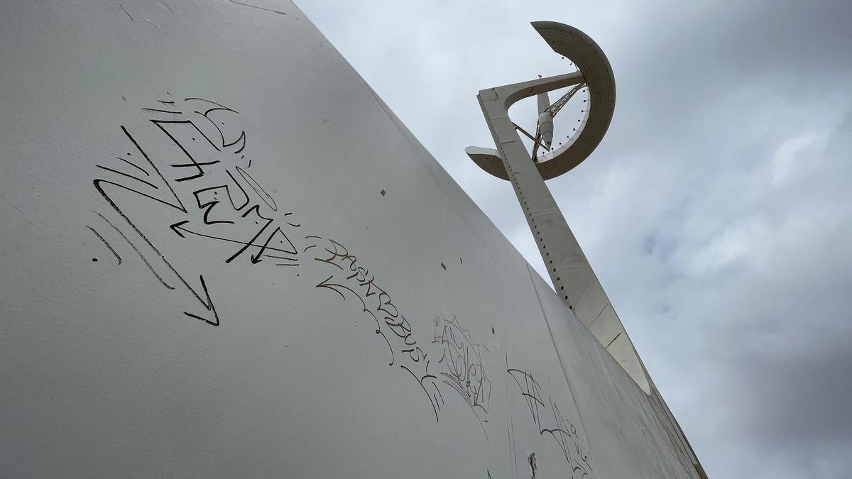 'Tags' de grafietos, en la base de la Torre Calatrava de Montjuïc