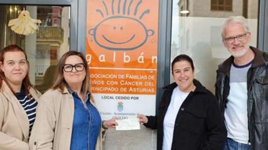Miriam Montes y Raquel García, tesorera y presidenta de Afastur, entregan el cheque a Isabel Rodríguez y a Lennart Kock en Oviedo. | AFASTUR