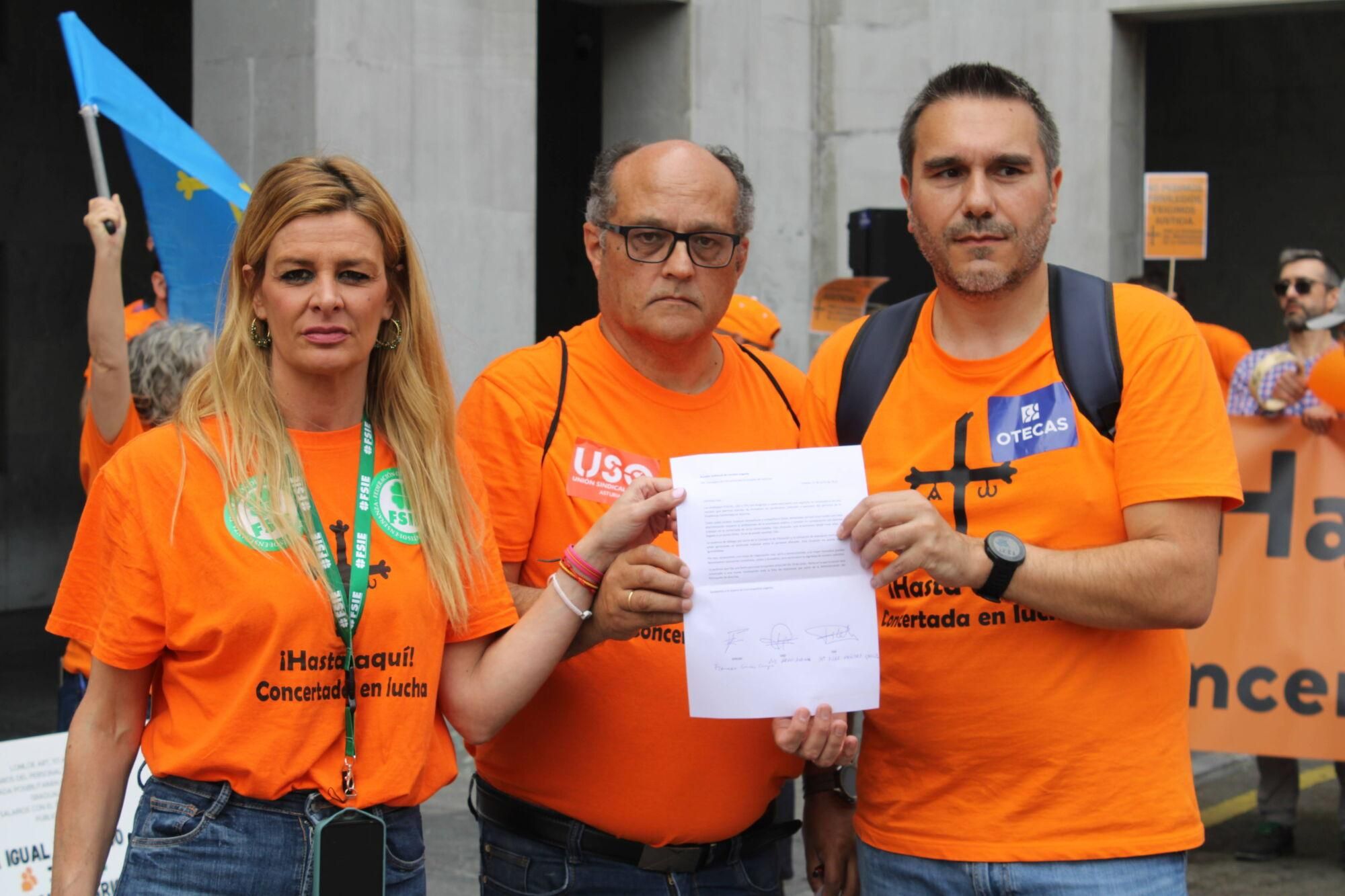 Así fue la multitudinaria marcha naranja de la concertada en Asturias