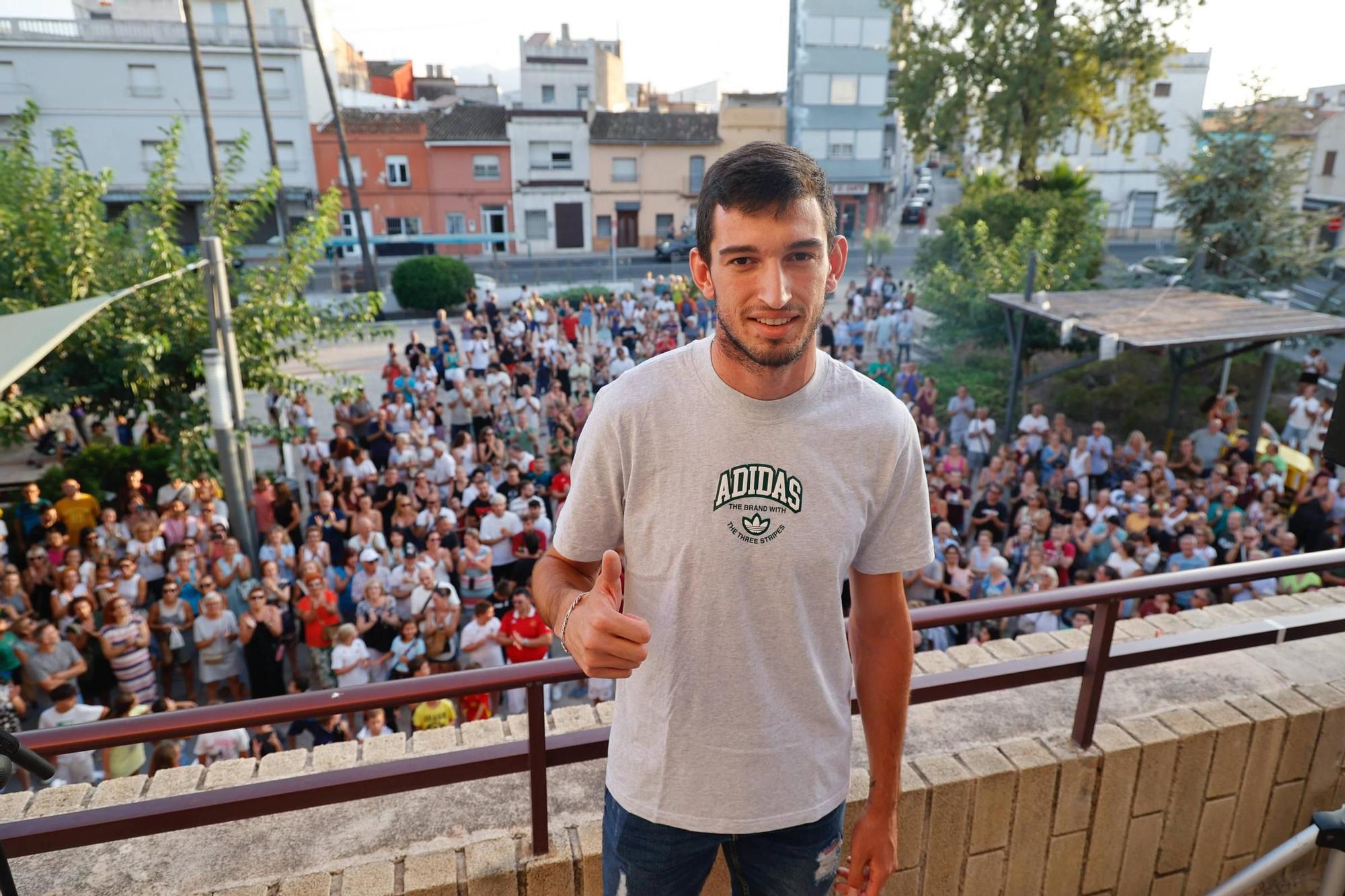Así ha recibido Bellreguard al atleta Quique Llopis