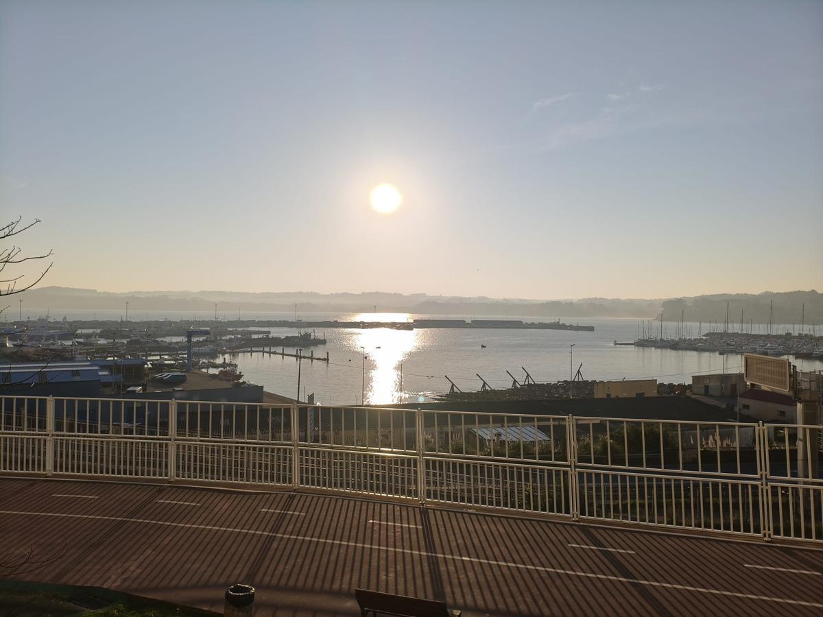 El sol despunta en A Coruña en las primeras horas de este martes 24/03/26.