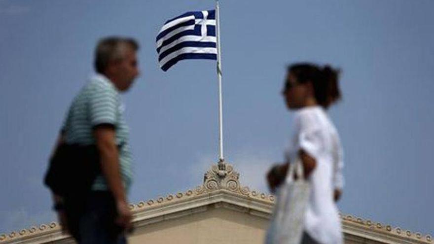 Grecia refrenda el aumento de los impuestos generalizado exigido por la &#039;troika&#039;