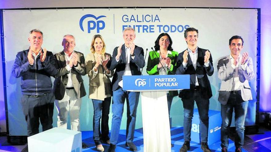 Rueda con los candidatos a las ciudades (salvo Manuel Cabezas). De izquierda a derecha, Rafa Domínguez, Miguel Lorenzo, Fernández-Tapias, Elena Candia, Borja Verea y José Manuel Rey. // Xoán Álvarez