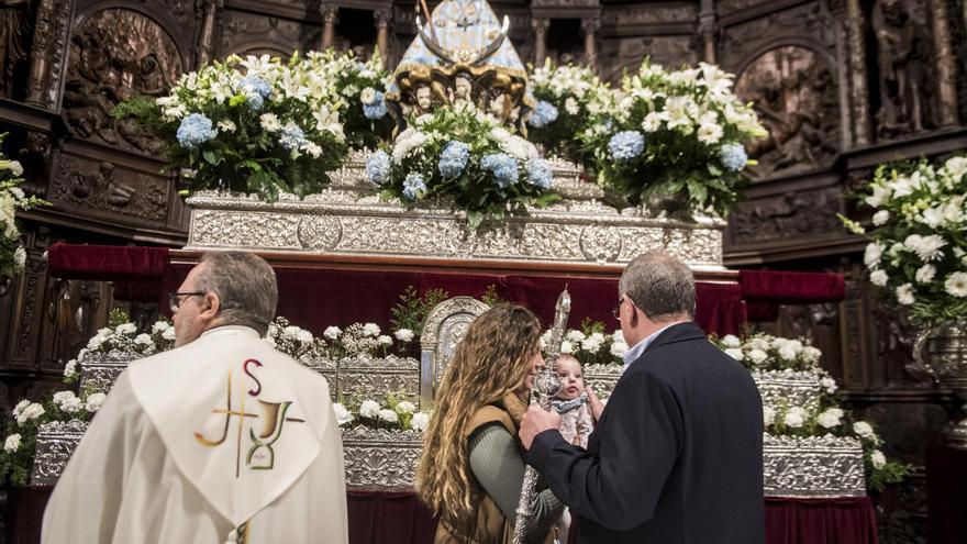 La Virgen de la Montaña de Cáceres ampara bajo su manto a 173 niños