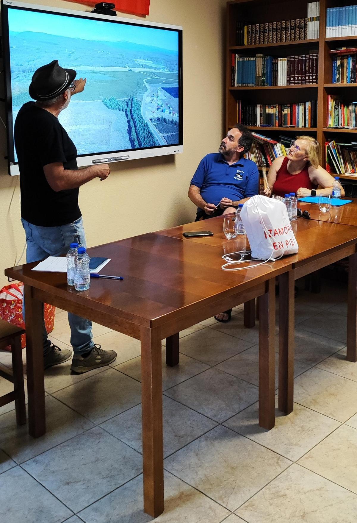 Expertos durante la charla en Fresno de la Carballeda
