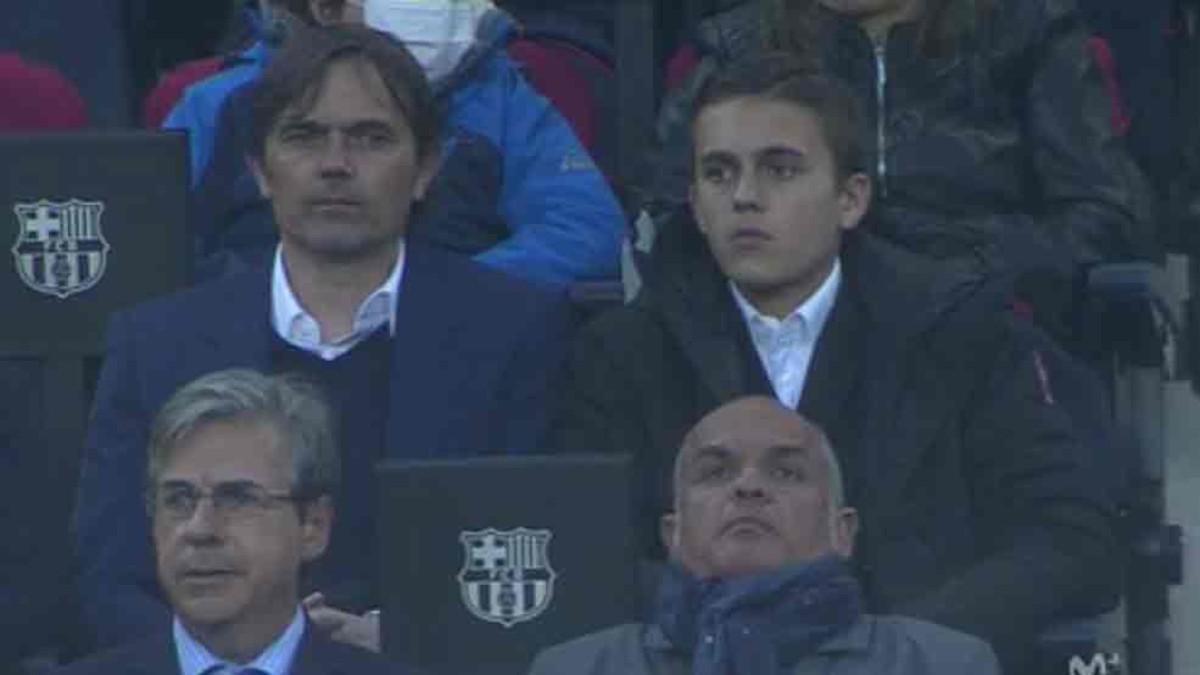 Cocu, junto a su hijo, en el Camp Nou