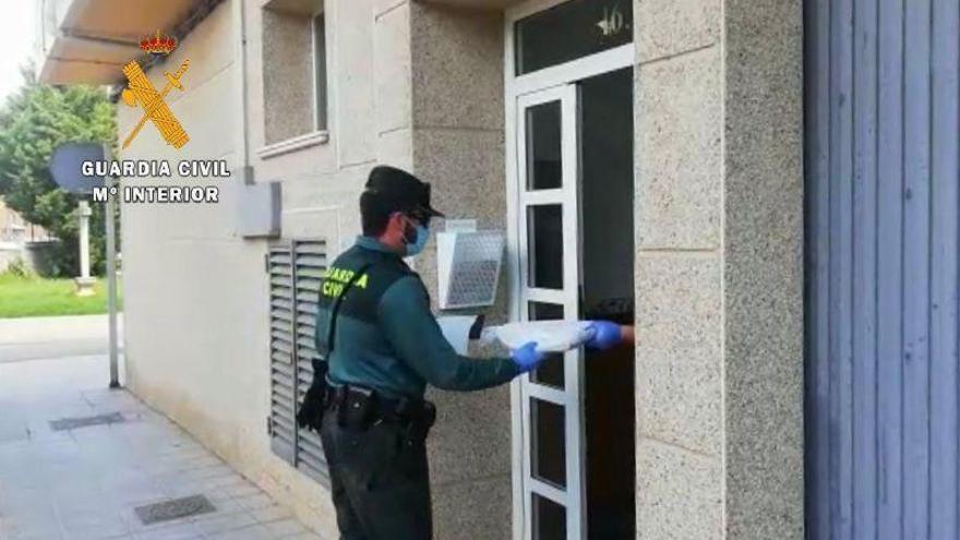 La Guardia Civil de Coria reparte libros de texto a escolares