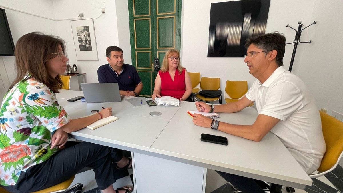 El concejal Víctor Bazo junto a miembros de colectivos que trabajan con personas con diversas capacidades.