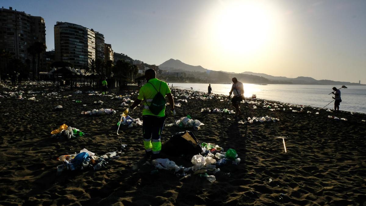 Operarios de Limasam trabajan en la limpieza de la playa a primera hora de la mañana.
