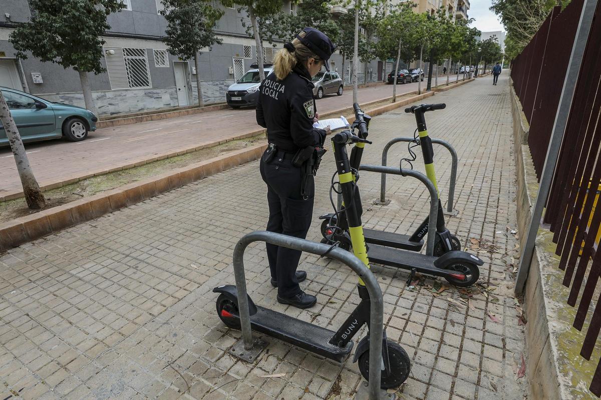 Policia local retira patines en una calle de Elche