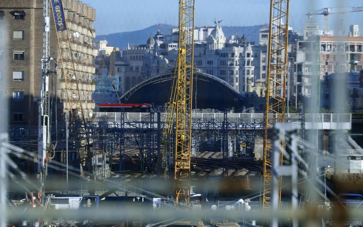 las obras en València con la cúpula de la estación del Norte de fondo.