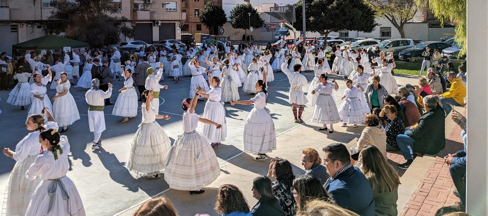 Así fue la espectacular "dansà" en ropa interior de la falla Mont de Pietat