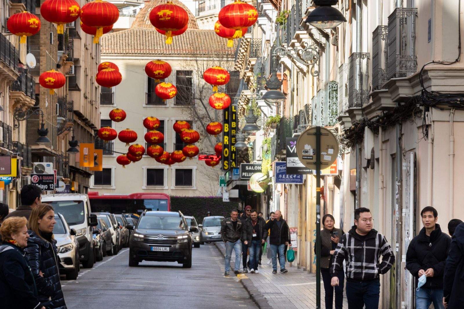 Así ha sido el montaje del nuevo año chino en el Chinatown de València