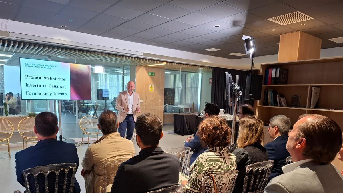 El consejero delegado de Proexca, Alfonso Cabello, durante la presentación del informe.