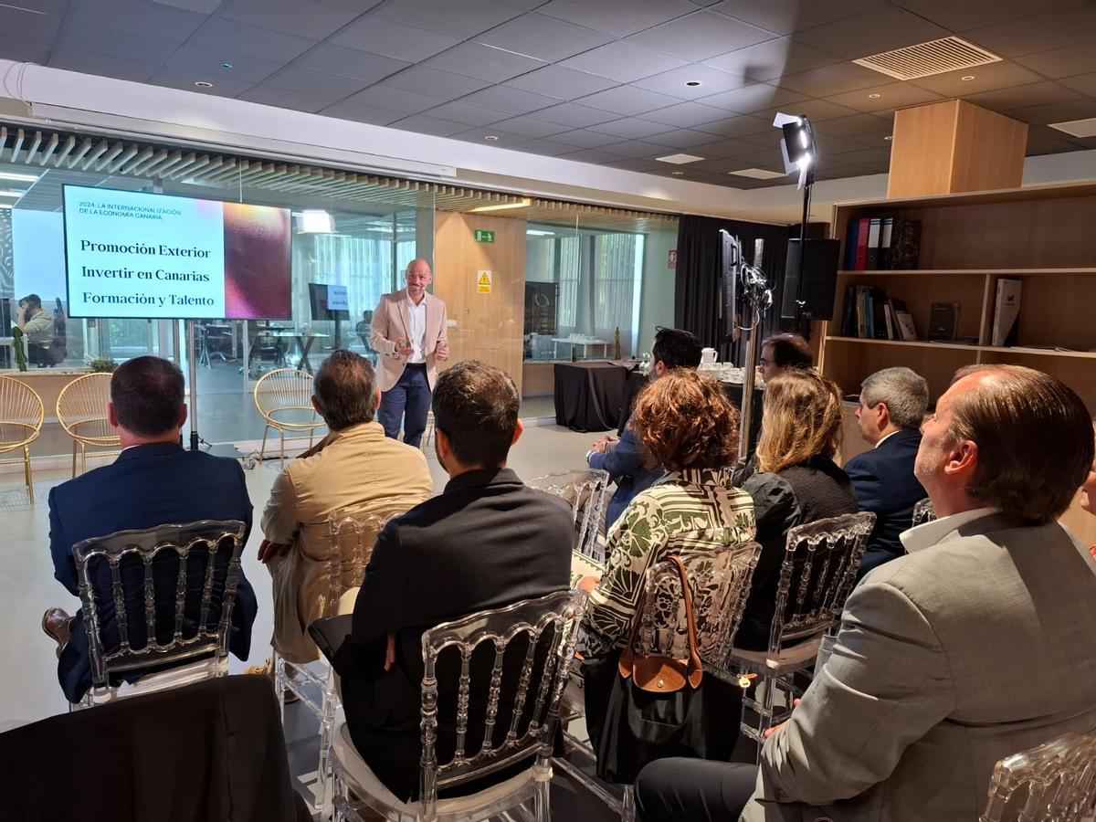 El consejero delegado de Proexca, Alfonso Cabello, durante la presentación del informe.