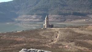 Tristeza ante la imagen desértica del embalse de Sau | VÍDEO