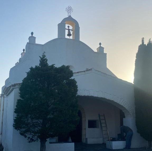 La nova creu de la capella de Sant Baldiri a Cadaqués