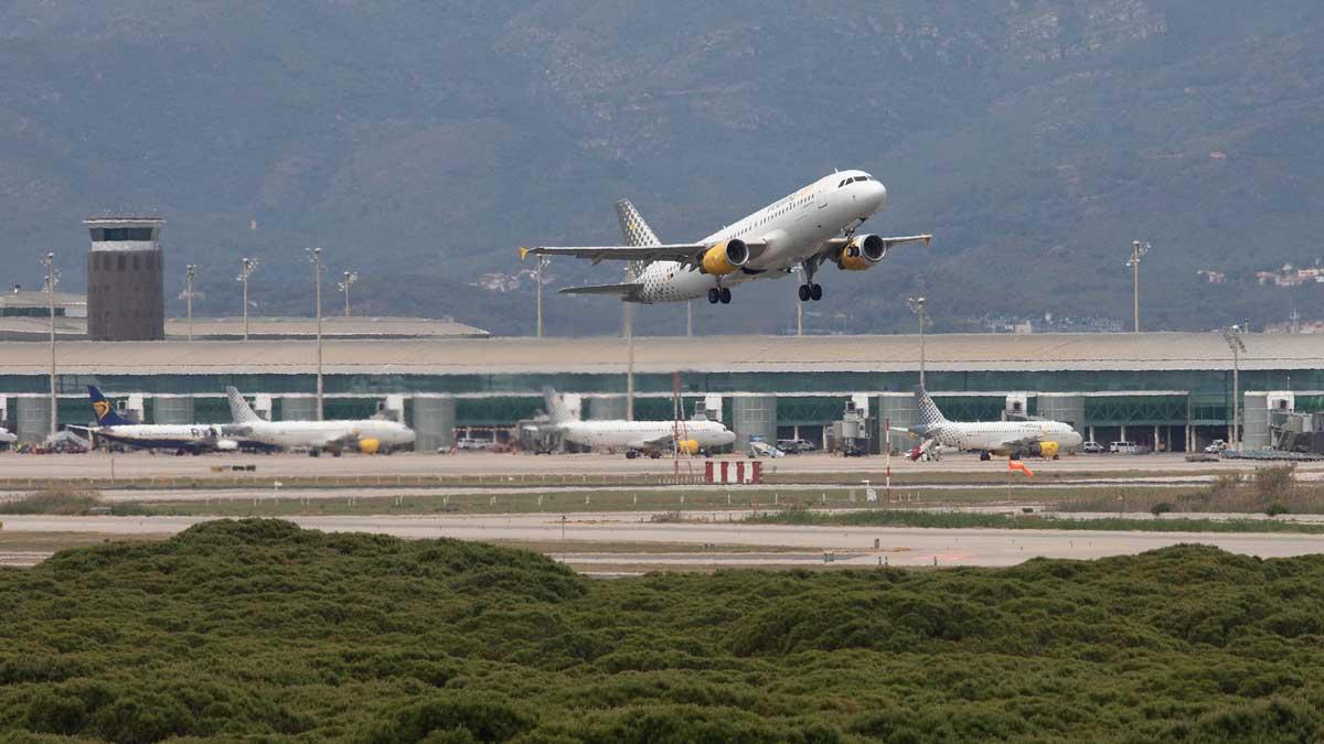 Un avión despega del aeropuerto de Barcelona-El Prat