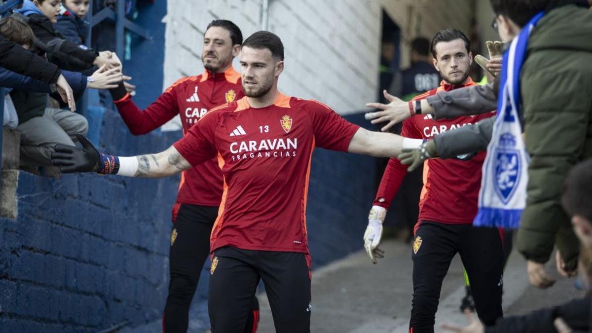 Poussin baja por la rampa de La Romareda con Femenías y el ya retirado Cristian, el 19 de enero en el partido ante el Tenerife.