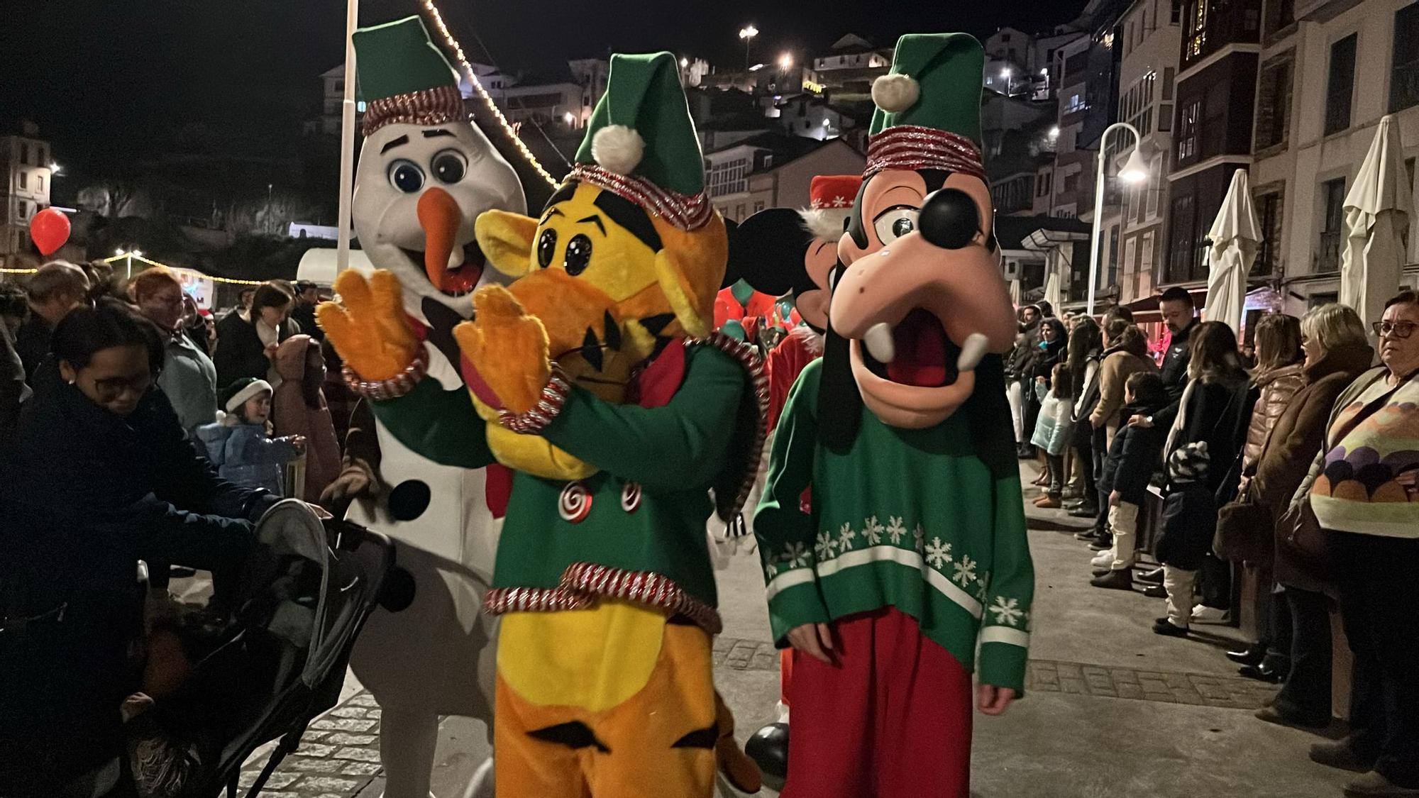 En imágenes: El espectacular desfile de Papá Noel por las calles de Luarca