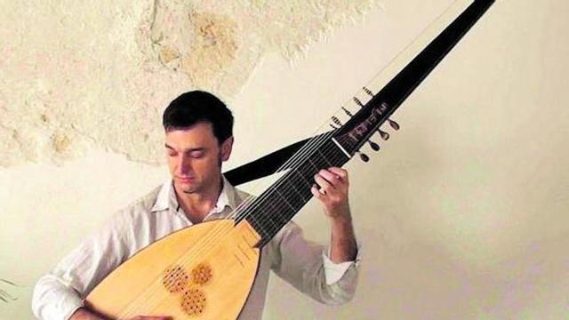 Ferran Pisà amb un dels seus instruments renaixentistes. F. P.
