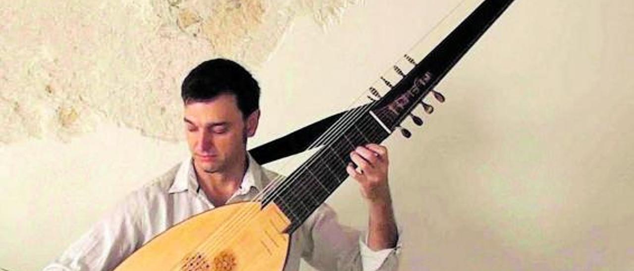 Ferran Pisà amb un dels seus instruments renaixentistes. F. P.