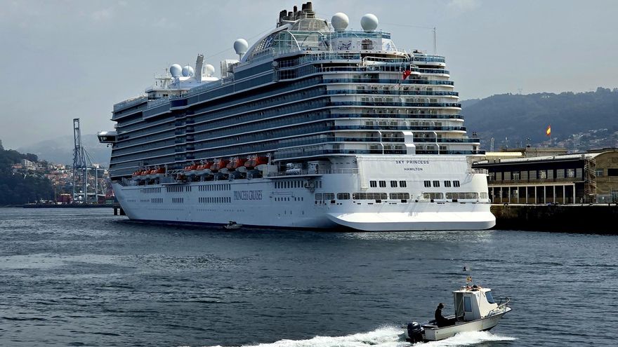 La niebla chafa la panorámica de la ría de Vigo a los pasajeros del  «Sky Princess»