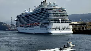 La niebla chafa la panorámica de la ría de Vigo a los pasajeros del  «Sky Princess»