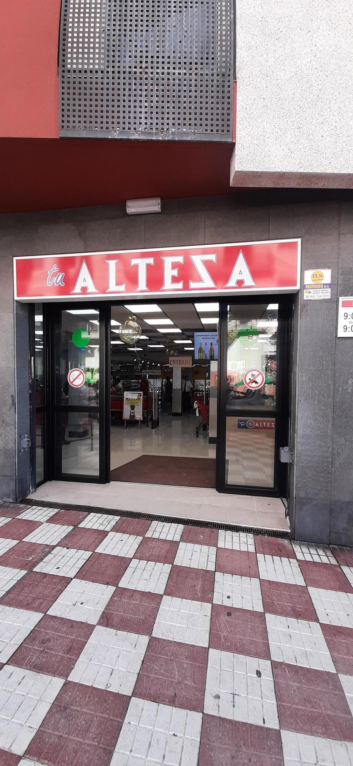 Entrada al supermercado Tu Alteza, en Los Olivos (Adeje).