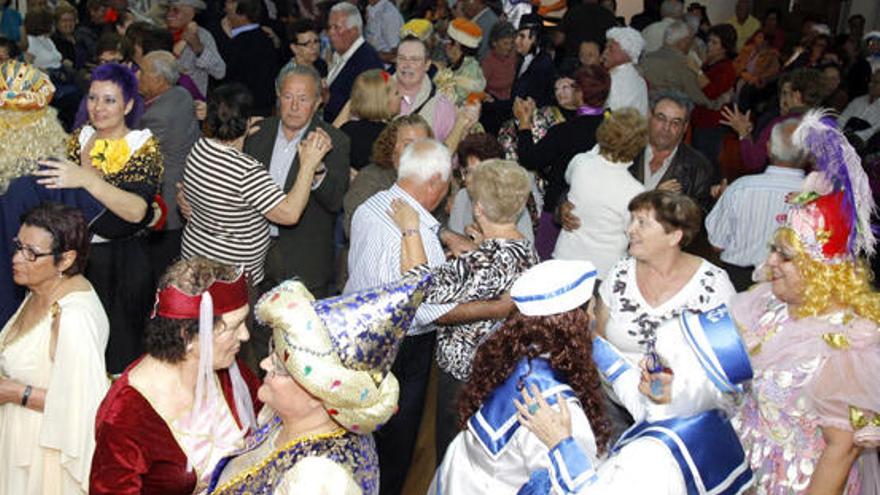 Arriba, un momento de la fiesta celebrada, ayer, en el Centro de Mayores de Puerto del Rosario. Debajo, el Carnaval en Gran Tarajal. i FUSELLI