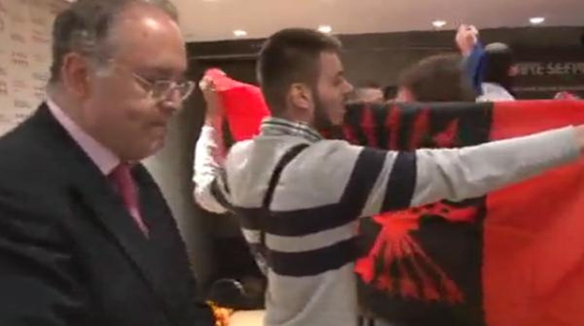 Un grup d’extrema dreta assalta la delegació de la Generalitat a Madrid durant l’acte de celebració de la Diada.
