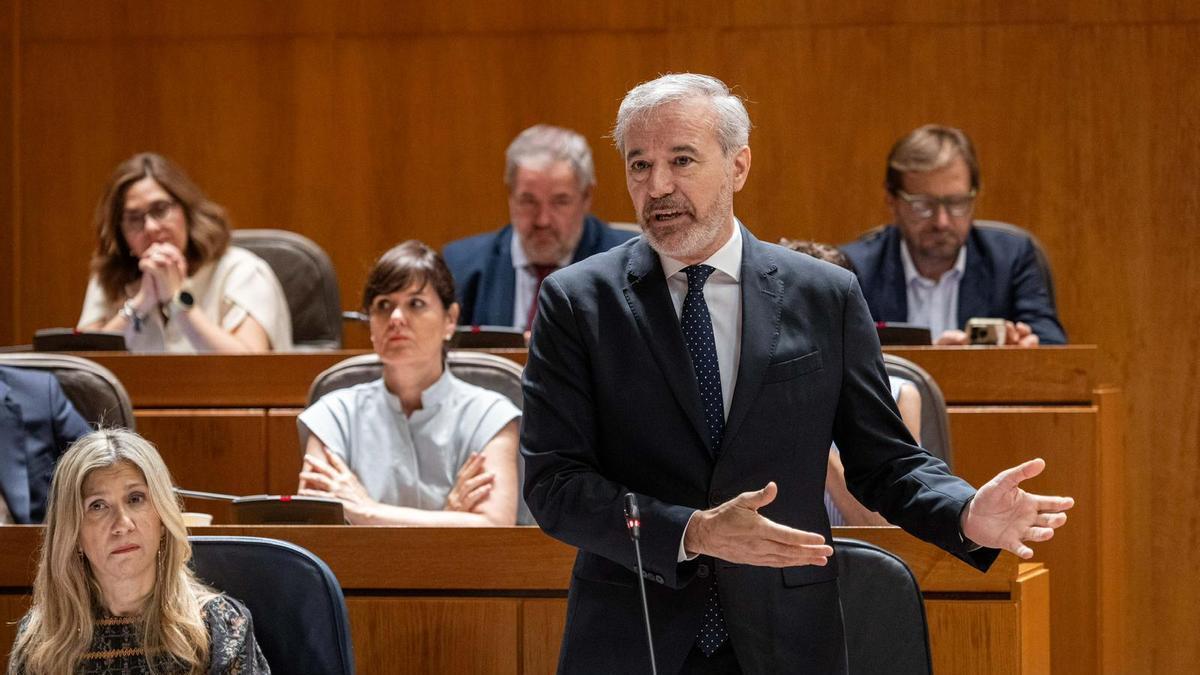 El presidente del Gobierno de Aragón, Jorge Azcón, este viernes en el pleno autonómico.