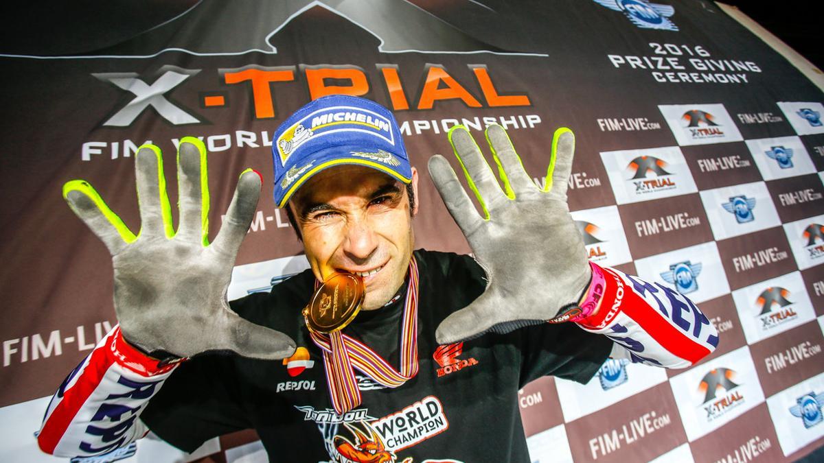 Toni Bou muestra sus diez títulos mundial de X-Trial.