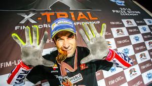 Toni Bou muestra sus diez títulos mundial de X-Trial.