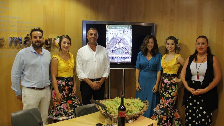 Marina Bravo, de azul, junto a Antonio Muñoz y Pedro Blanco durante la presentación de la Fiesta de Viñeros.