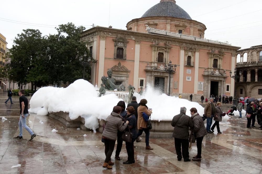 Espuma en la fuente de la plaza de la Virgen en Valencia