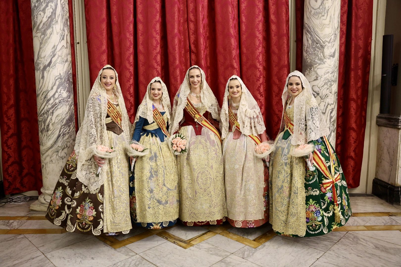 Laura Mengó y su corte coronan la ofrenda a la Virgen