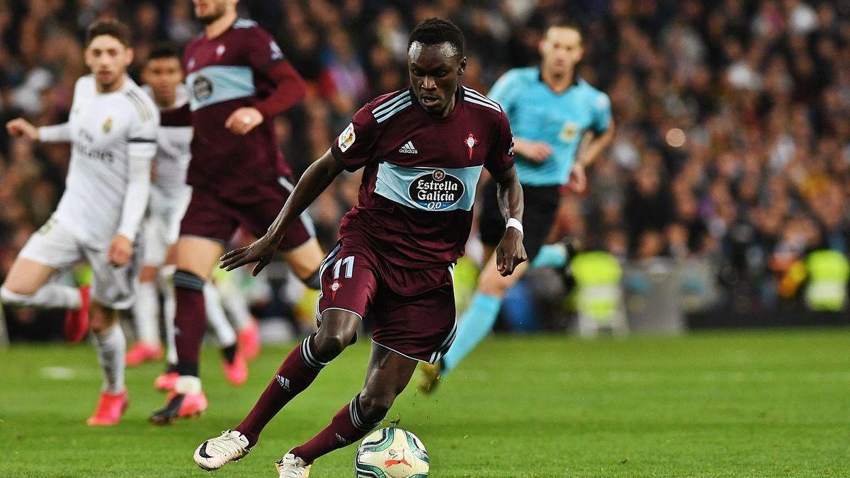 Pione Sisto conduce el balón durante la última visita del Celta al Santiago Bernabéu.