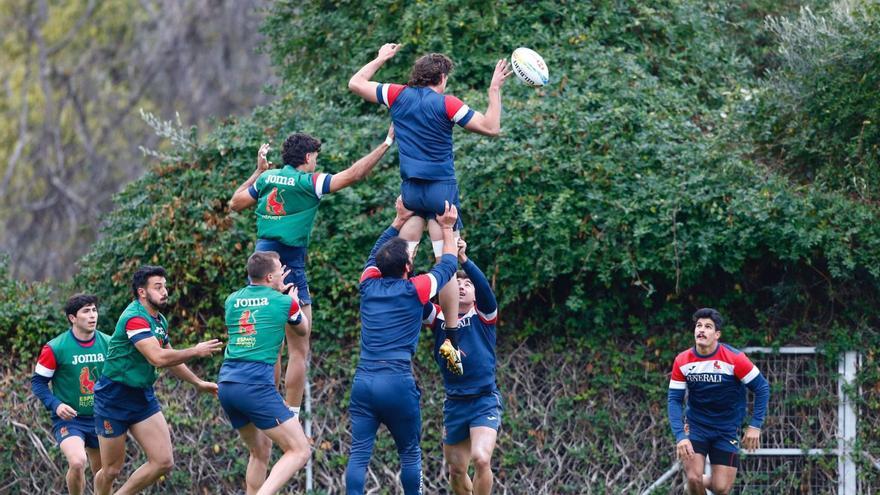 La selección española de rugby realizando un saque de touch len sus entrenamientos para las series mundiales de Rugby 7