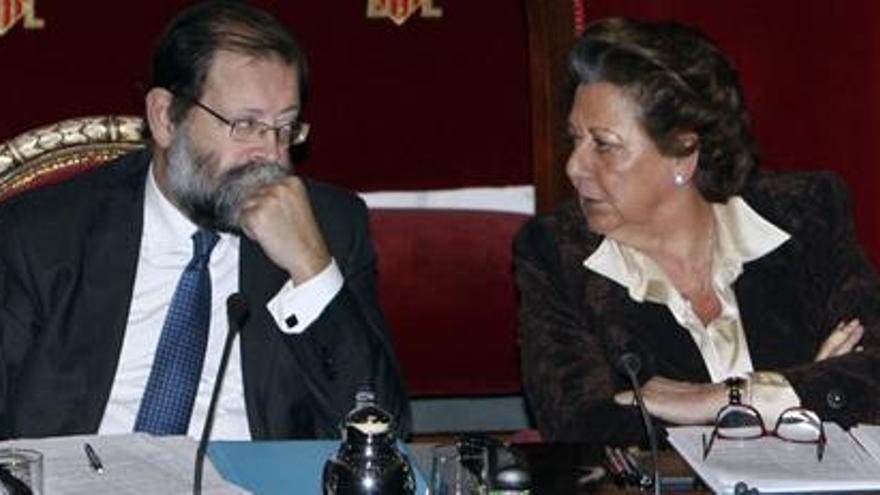 La alcaldesa de Valencia, Rita Barberá, y el secretario del pleno, Pedro García Rabasa.