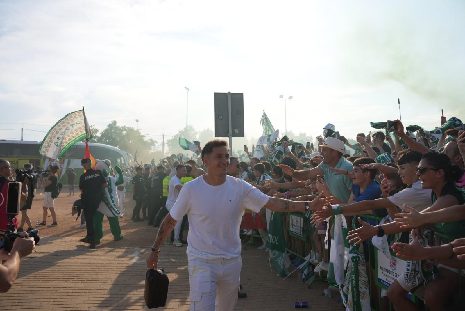 Así recibió la afición del Córdoba CF al autobús del equipo en El Arenal