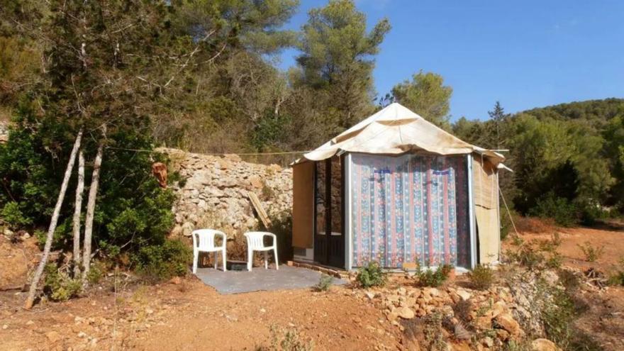 Una de las chozas que se alquilan en Airbnb en mitad del campo.