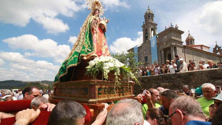 Imagen de la Virxe do Corpiño, con el santuario al fondo, en la procesión del 24 de julio. // Bernabé/Adrián Rei