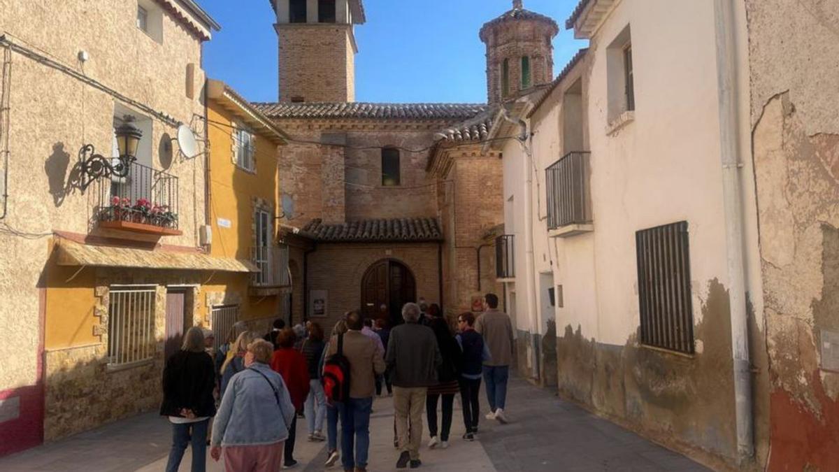 La excursión comenzó en la Iglesia de Salillas, uno de los puntos fuertes.  |   